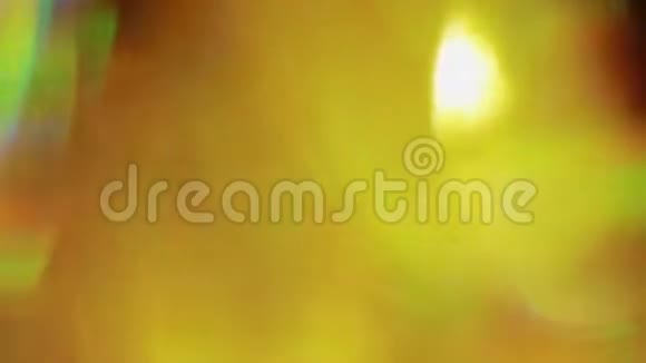 温暖色调中的软黄色颗粒抽象循环动画背景视频的预览图