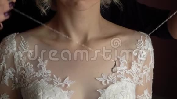 结婚珠宝新娘穿着白色连衣裙脖子上戴着一条项链视频的预览图