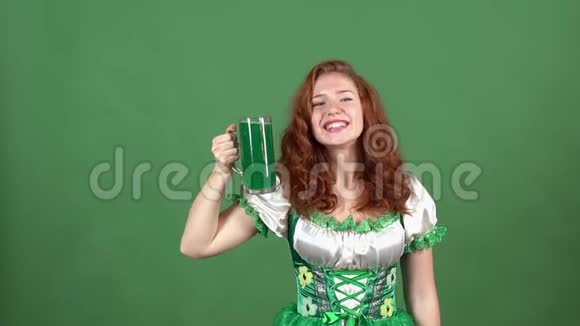 庆祝圣帕特里克节的年轻女子穿着传统服装绿色啤酒干杯视频的预览图