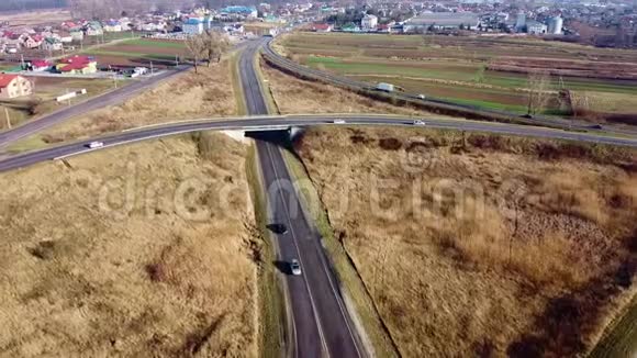 环形道路汽车鸟瞰图视频的预览图