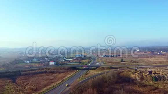 环形道路汽车鸟瞰图视频的预览图