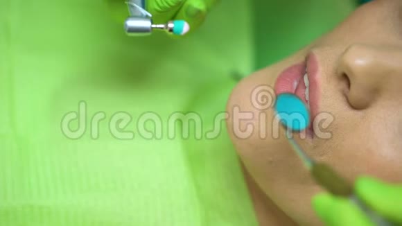专业牙医为年轻女性美白牙齿提供牙科护理贴心服务视频的预览图