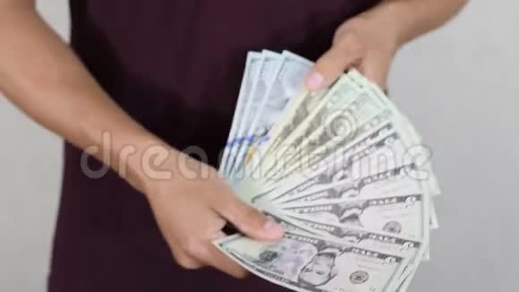 男人扇出一包美元手中的钱视频的预览图