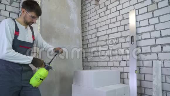 建筑工人用喷水器湿润加气混凝土砌块视频的预览图