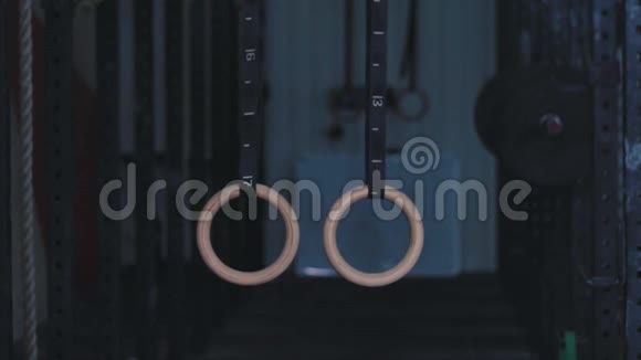 体操戒指在绳子上视频的预览图
