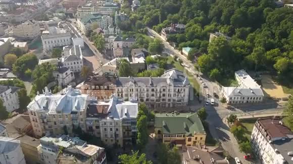 基辅著名的旅游景点与波克洛夫斯卡波地尔教堂一起俯瞰古老地区的空中景色视频的预览图