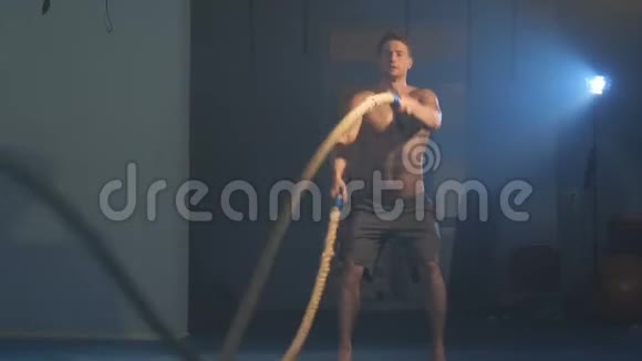 运动员在健身房做重绳训练视频的预览图