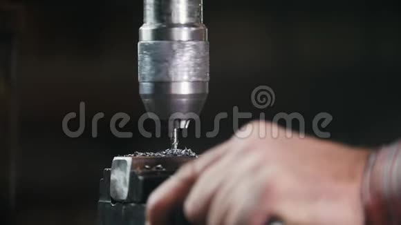 配合电钻机金属刨花工作麻花钻视频的预览图