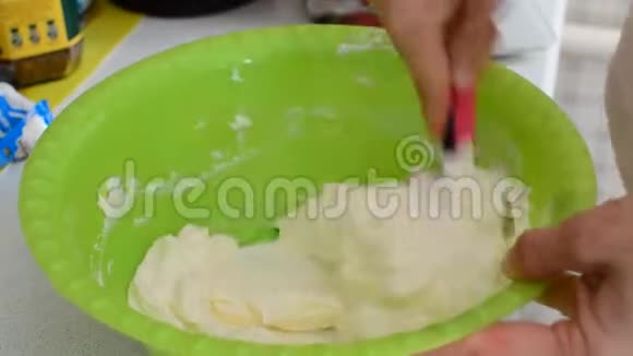 搅拌机搅拌面团黄油视频的预览图