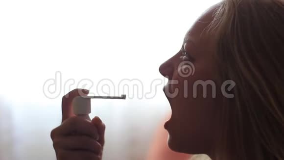 生病的女孩喷了喉咙喷雾剂视频的预览图