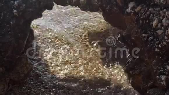 在多岩石的海滩上海浪的轻柔视频的预览图