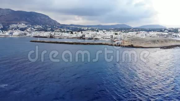 从希腊克里特海边小镇飞越深蓝色的大海视频的预览图