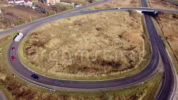 环形道路汽车鸟瞰图视频的预览图