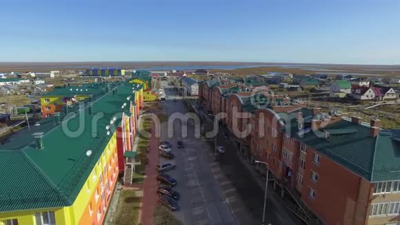 鸟瞰工业小彩色俄罗斯城市北极圈4K视频的预览图