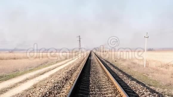 草原上火车的铁轨远观视频的预览图