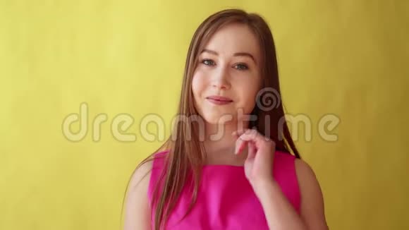 年轻漂亮的女孩展示即将到来的手势调情沟通概念黄色背景视频的预览图