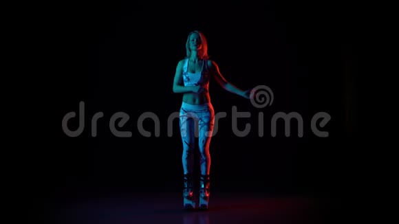 穿着运动服的少女穿着kangoo跳鞋跳舞视频的预览图