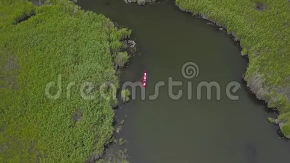 独木舟在河上航行视频的预览图