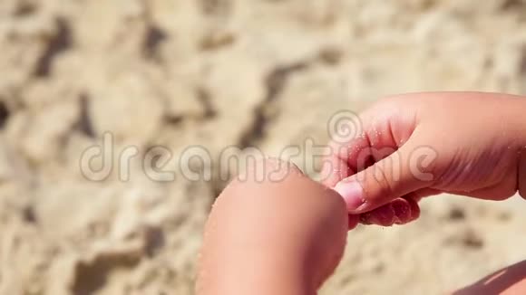 孩子在夏天的沙滩上玩沙子视频的预览图