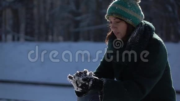 慢镜头美丽的少女在森林里打雪球视频的预览图