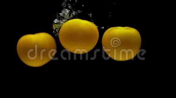 三只黄色的母象落在透明的水中黑色的背景视频的预览图