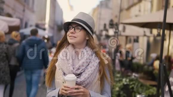 带着咖啡的迷人女孩散步视频的预览图