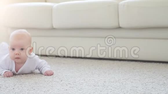 儿童和父母的概念可爱的快乐宝宝躺在地毯上视频的预览图