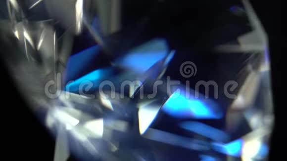 亲爱的钻石正在旋转和闪闪发光的蓝色高光黑色背景视频的预览图