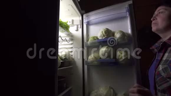 40岁的女人在节食的时候看冰箱视频的预览图
