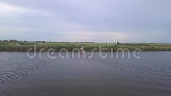 独木舟在河上航行视频的预览图
