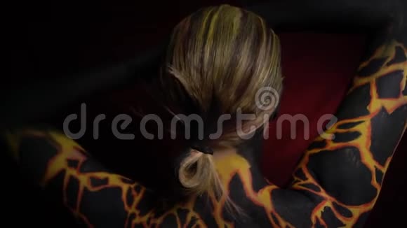 一个女孩身体上有一个身体彩绘形状是火山熔岩流经破裂的地球她站在一起视频的预览图