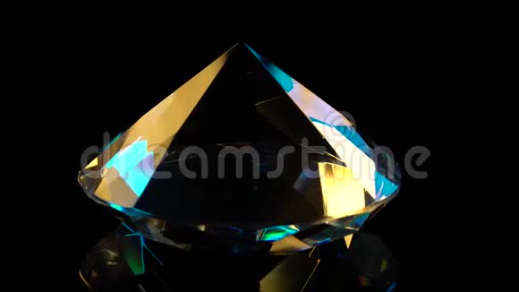 钻石慢慢旋转有一个尖锐的结尾黑色背景视频的预览图