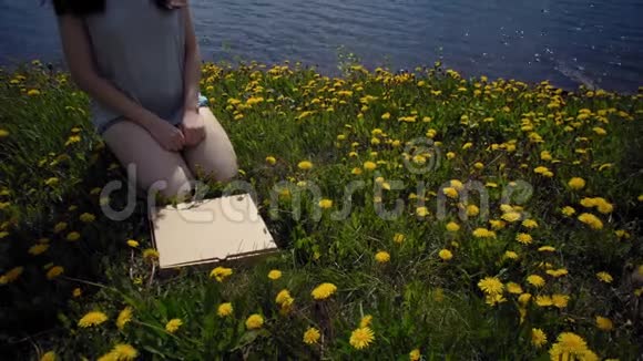 女孩打开纸板箱与披萨在海岸视频的预览图