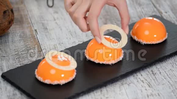 芒果和椰子摩丝甜点用橙色镜面釉涂层现代欧洲蛋糕背景法国摩丝视频的预览图
