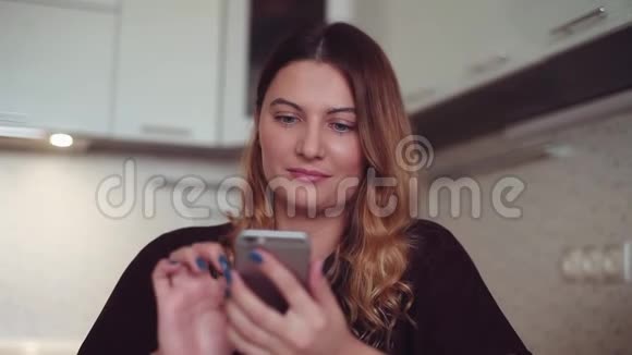 漂亮的年轻女孩用智能手机和微笑打电话给她的女朋友好心情微笑装置视频的预览图