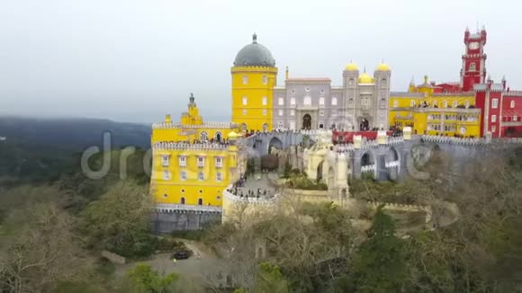 在葡萄牙辛特拉的佩纳宫帕拉西奥达佩纳周围鸟瞰宫殿是联合国教科文组织的世界遗产由无人机拍摄视频的预览图