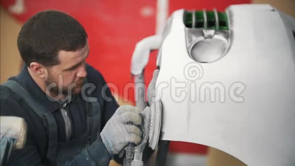 一名工人在一个洗车设施的统一抛光车上工作视频的预览图