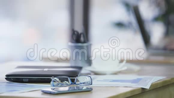 在办公室里用笔记本电脑工作的女性加班加点勤奋的女性视频的预览图