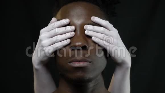 女性的双手在白色的身体艺术中闭上的眼睛视频的预览图