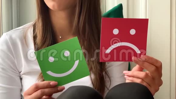 选择的概念一位美女双手捧着两个微笑视频的预览图