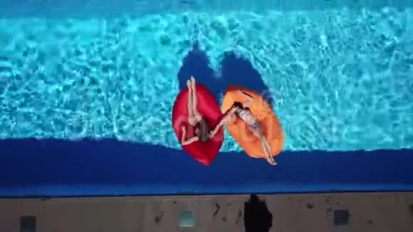 妈妈和女儿正在游泳池上休息视频的预览图