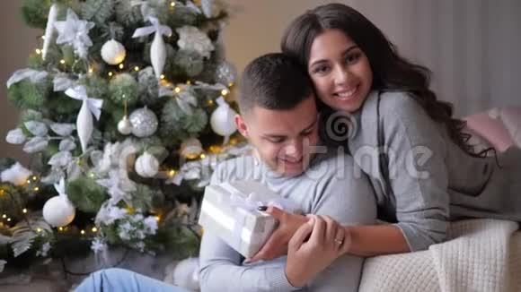 妻子在家温柔地拥抱丈夫新年前夕送给心爱的女人的礼物视频的预览图