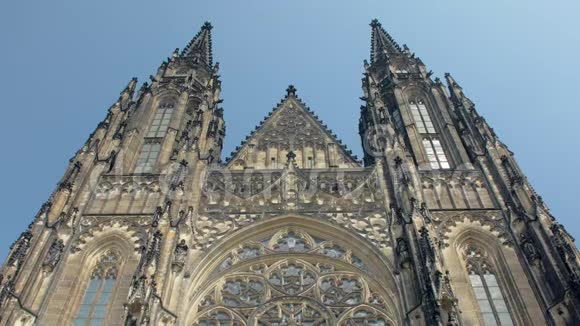 从古老的哥特式教堂圣维特大教堂到布拉格的蓝天视频的预览图