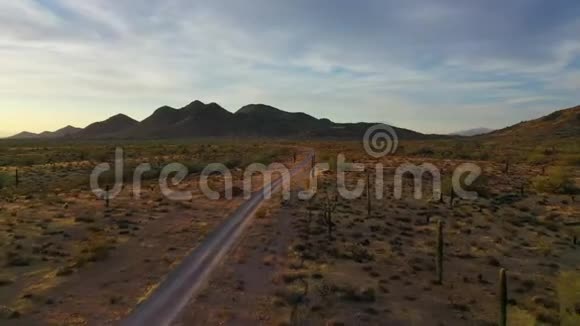 无人机在土路上低空飞行视频的预览图