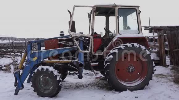 拖拉机在院子里冬天农村视频的预览图