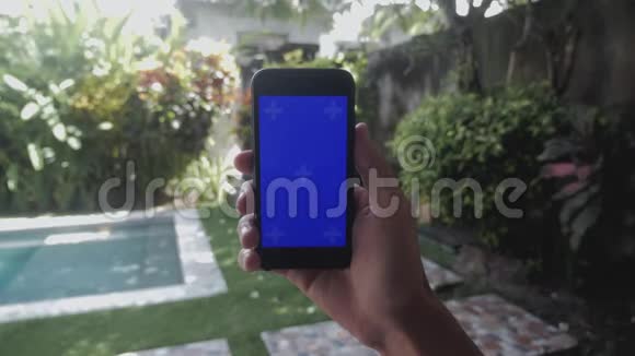 花园户外智能手机男性手触摸特写蓝屏Chroma键视频的预览图