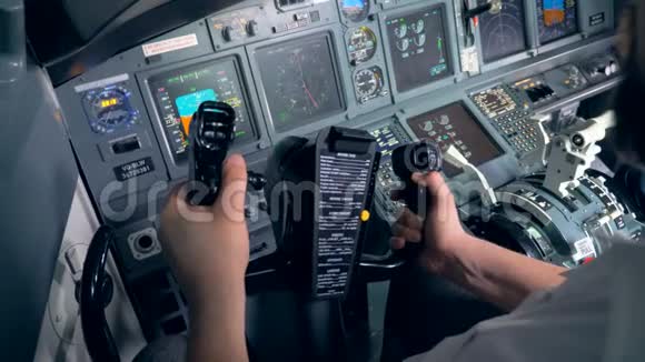 一名飞行员正在管理飞机驾驶舱的控制轮视频的预览图