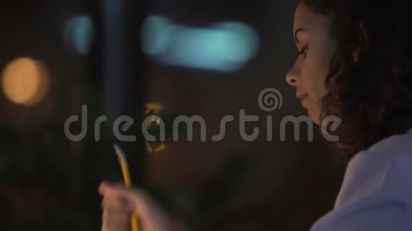 一个卷发女孩坐在咖啡馆里写着关于她的梦想和回忆的日记视频的预览图