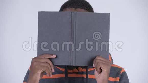 年轻的非洲书呆子用书遮住脸视频的预览图