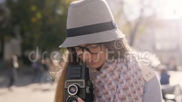 女孩聚焦复古相机视频的预览图